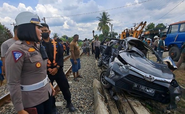 Sopir Mobil Calya Tewas Usai Tertabrak Kereta Api