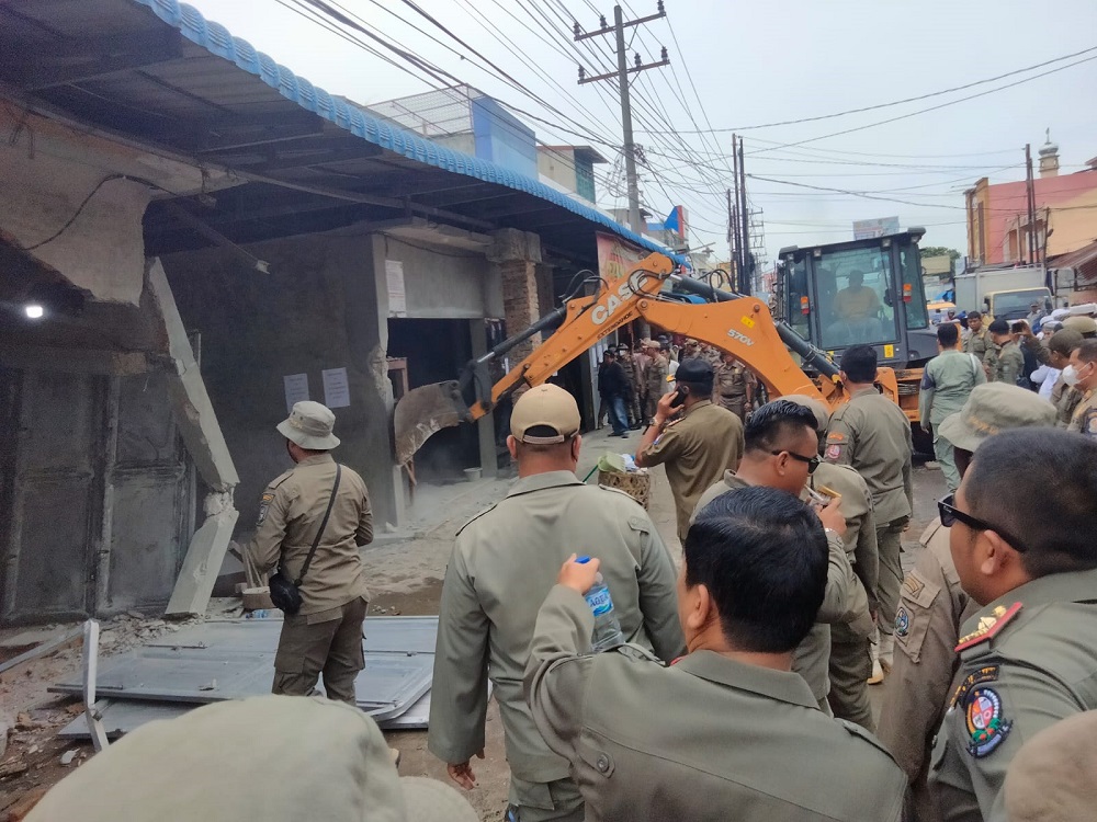 Tim Terpadu Pemkab DS Bongkar 6 Kios Tanpa IMB Dan Tertibkan PKL