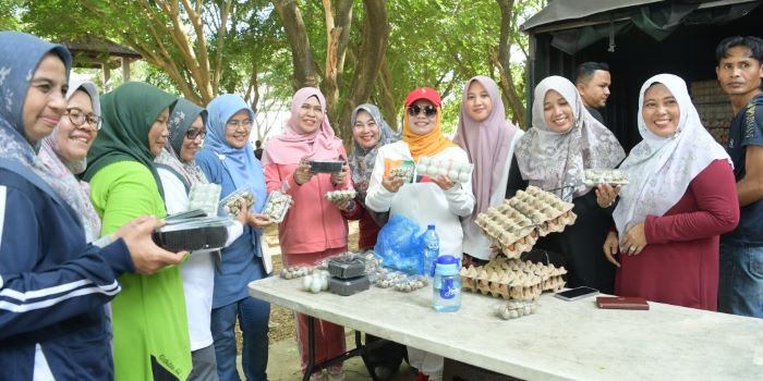 Pj Ketua TP-PKK Aceh Tinjau Dan Belanja Di Pasar Tani