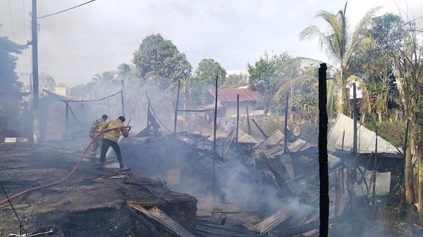 8 Warung Terbakar Di Jalan Bandara SIM