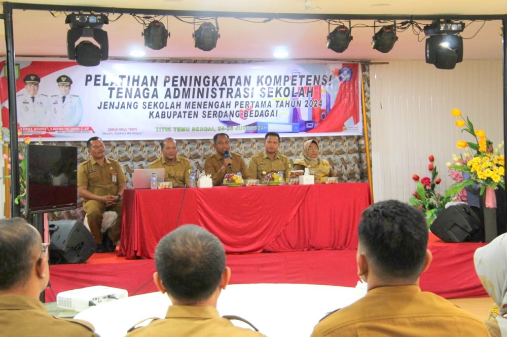 Bupati Sergai Minta Tenaga Administrasi Sekolah Tingkatkan Kompetensi Dan Profesionalisme