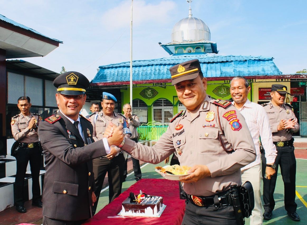 Kapolsek Beri Kue HBP Ke-60 Kepada Lapas Siborongborong