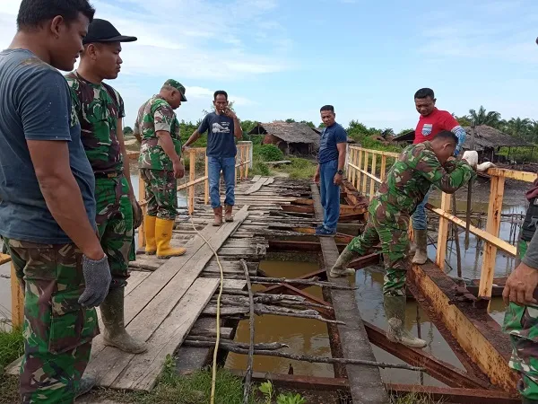 Koramil Banda Mulia Dan Warga Perbaiki Jembatan Rusak Parah