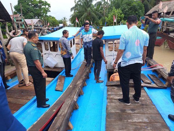 Bupati Sergai Serahkan Bantuan Perahu Penangkap Ikan