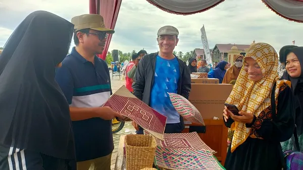 Pj Bupati Dan Kadisdikbud Aceh Utara Beli Produk UMKM Seurani Cs