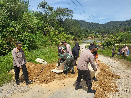 Forkopimcam Parlilitan Dan Masyarakat Gotroy Perbaiki Jalan Rusak