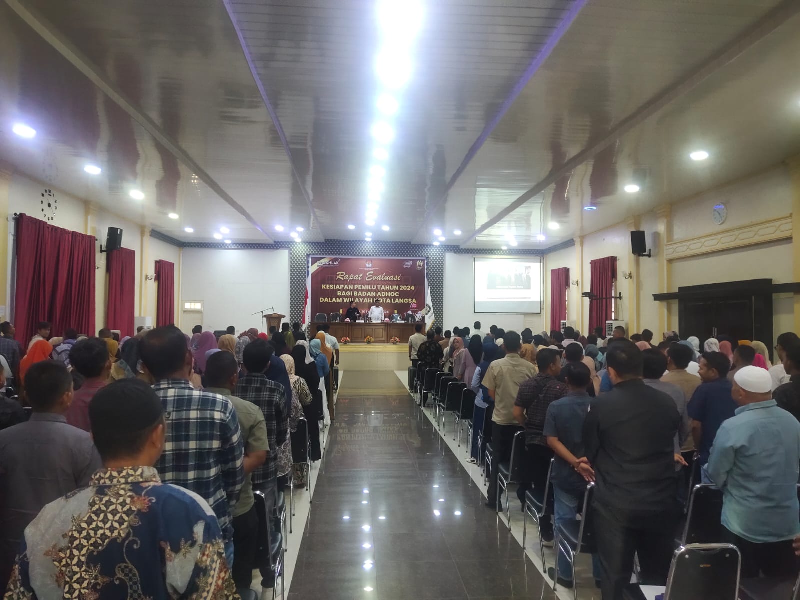 KIP Langsa Gelar Rapat Evaluasi Bersama 305 Badan Adhoc