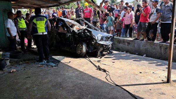 Ibu Dan Anak Nyaris Tewas Tertabrak Kereta Api