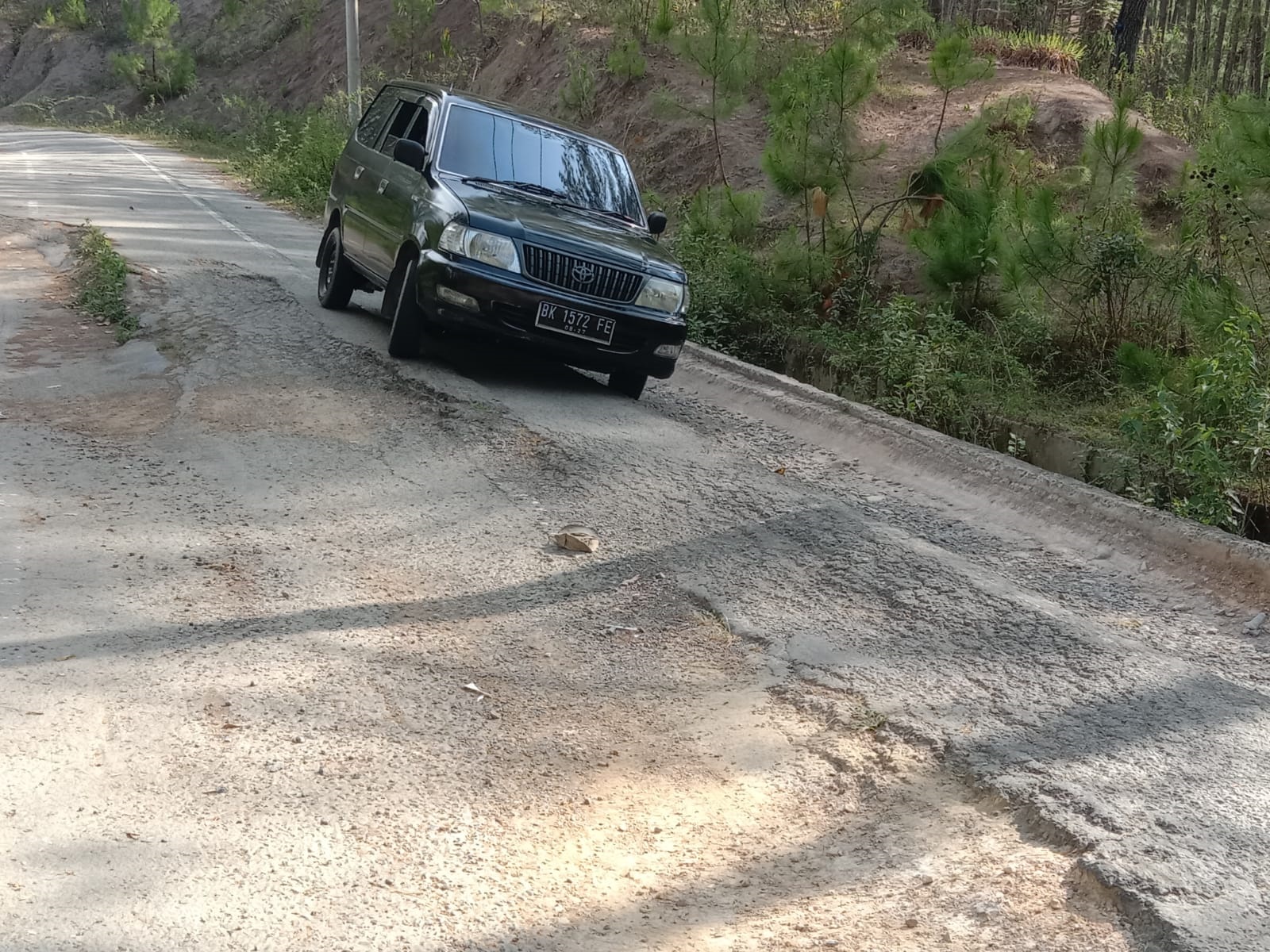 Jalan Simpang Simpil - Bintang Takengon Dihiasi Lubang Dan Jalan Amblas