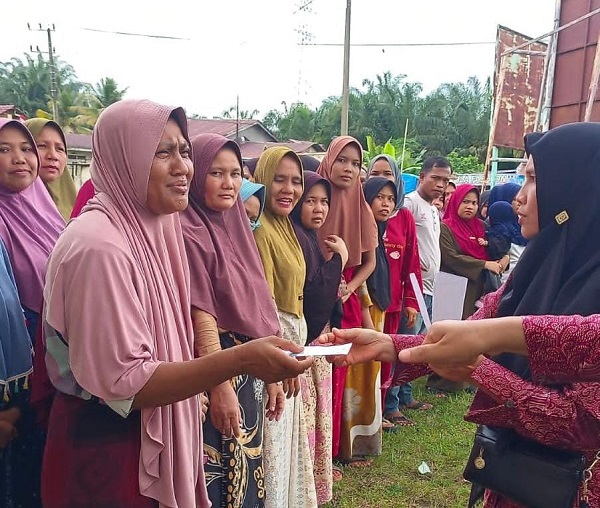 Truk Beras Dihadang Banjir, Pj Bupati Tambah Jatah Paket Sembako GPM Suro
