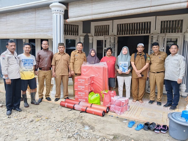 Camat Bersama Kadisdukcatpil Salurkan Bantuan Korban Kebakaran Di Besitang