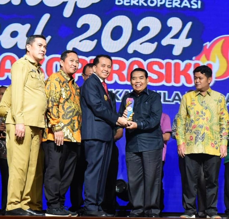 Zainuddin Mars Terima Penghargaan Dari Pj Gubsu