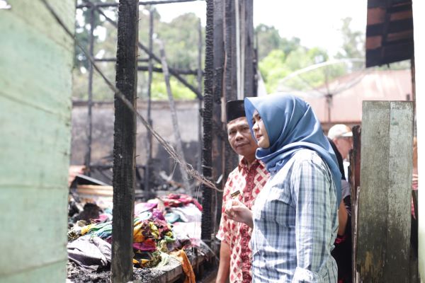 Atika Terpana Melihat 6 Rumah Warga Simangambat Hangus