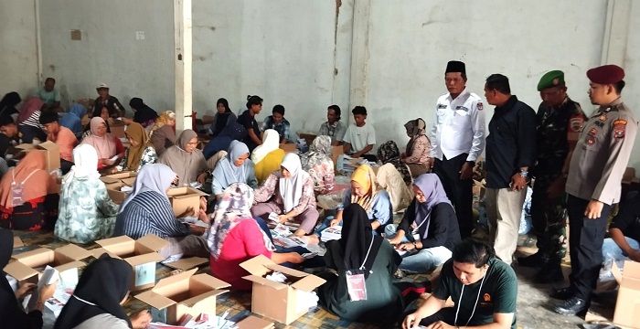 KPU Padangsidimpuan Lipat Surat Suara Pilkada 2024