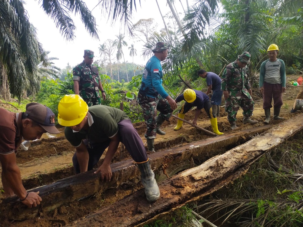 Koramil Rantau Gotong Royong Rehab Jembatan Akses Pertanian
