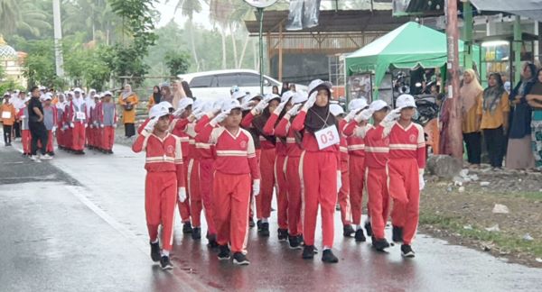 Meski Seragam Basah, Siswa SD Di Simpang Tiga Tetap Semangat