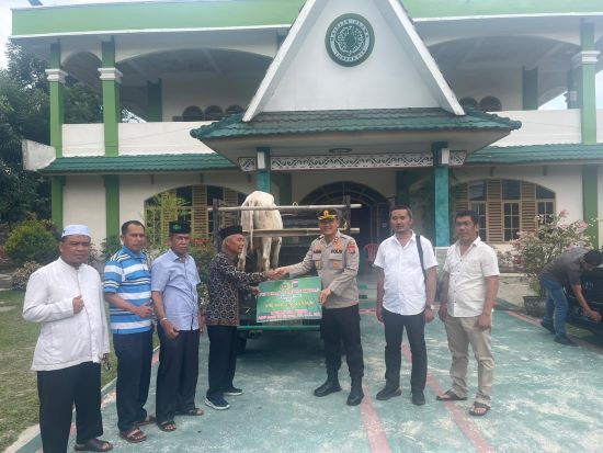 Kapolres Simalungun Serahkan Bantuan Hewan Qurban Kepada MUI