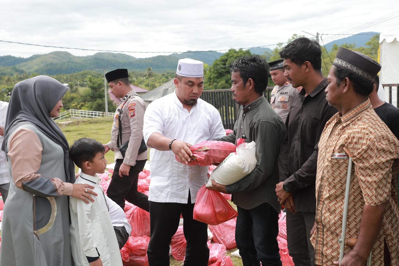 Pj Bupati Serahkan Paket Bansos Untuk Warga Kota Jantho