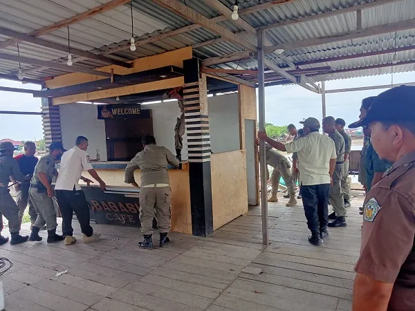 Warga Protes Pembongkaran Warung Di Kawasan Wisata Waduk Pusong