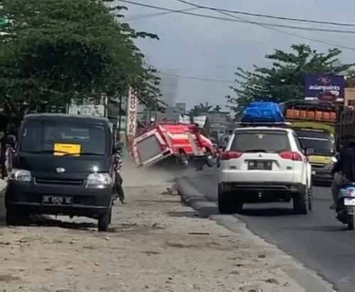 Damkar Terbalik, Satu Petugas Patah Tulang