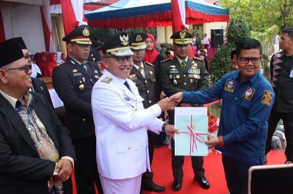Masyarakat Kuta Baharu Terima Sertifikat Dan Ambulans