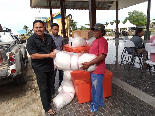 OK Faizal Serahkan Bantuan Gubsu Ke Nelayan Dan UMKM