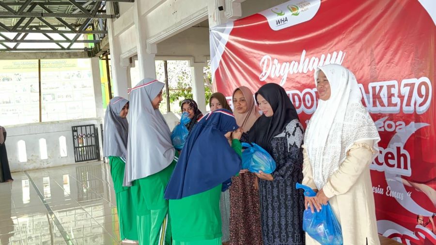 Meriahkan HUT RI, Dayah DQA Bagikan Sembako Dan Gelar Gerakan Peduli Sampah