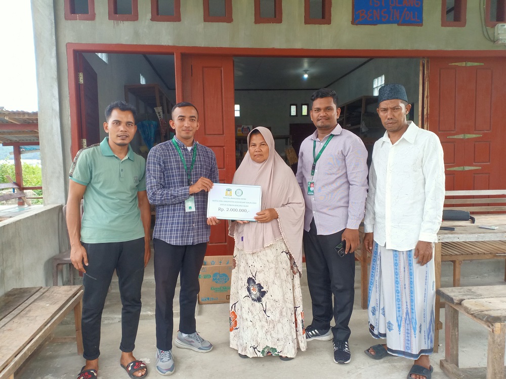 Korban Angin Kencang Terima Bantuan Baitul Mal Aceh Besar