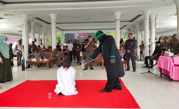 Pasangan Mesum Dicambuk 100 Kali