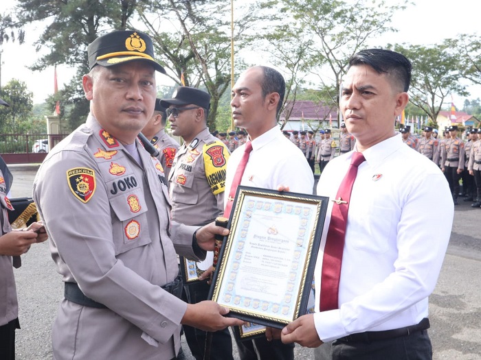 Kapolres Simeulue Beri Penghargaan Personel Berprestasi
