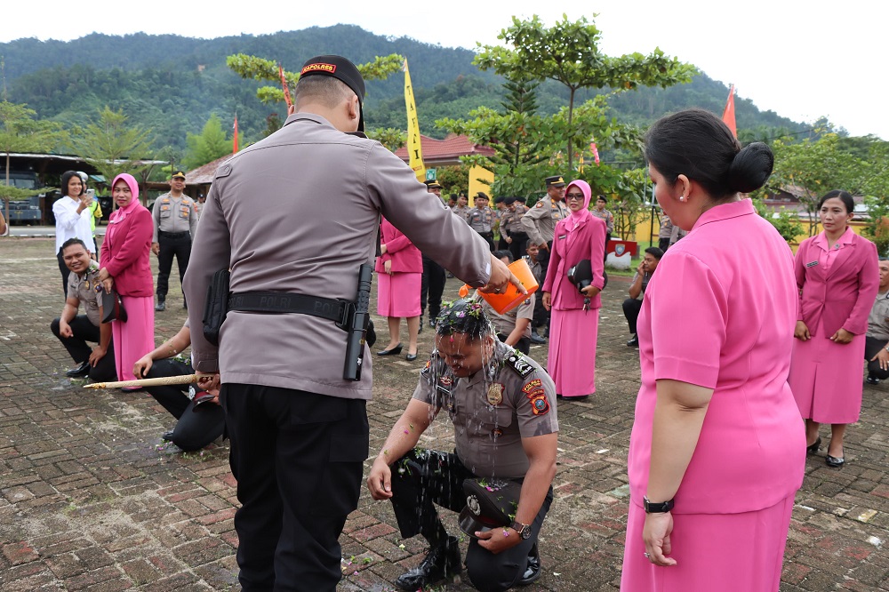 Kapolres Tapteng Pimpin Upacara Korp Raport Kenaikan Pangkat 20 Personel