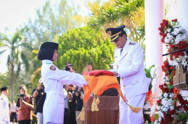 Pj Wali Kota Banda Aceh Irup Penurunan Bendera Di Kantor Gubernur