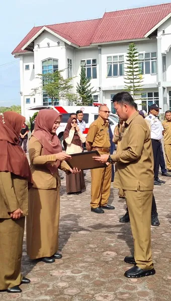 Pj Bupati Bener Meriah Berikan Penghargaan ASN Berprestasi  