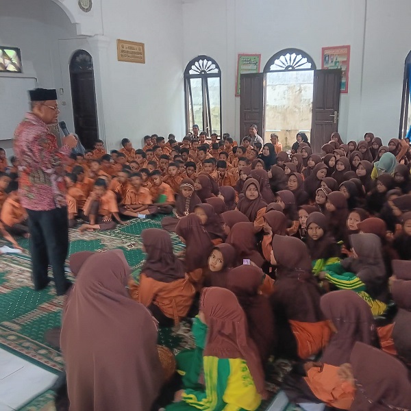 Ketua MAA Ajak Anak-anak SD Belajar Bersuci Secara Benar