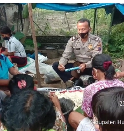 Bhabinkamtibmas Polsek Pakkat Edukasi Pembuatan Pakan Ternak