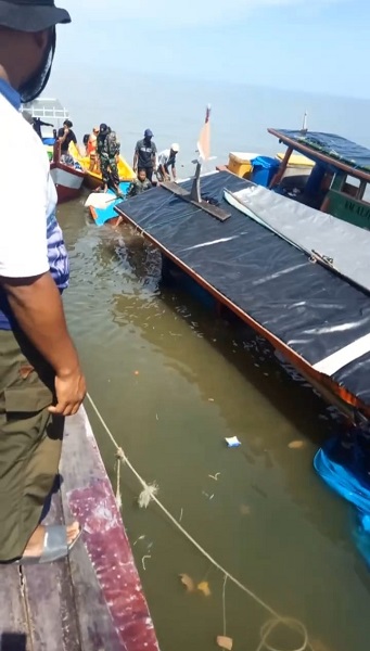 Boat Pengangkut Barang Dagangan Karam Saat Berlayar Ke Pulau Banyak