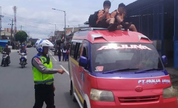 Penumpang Di Atas Kap, Satlantas Lakukan Penegakan Hukum 