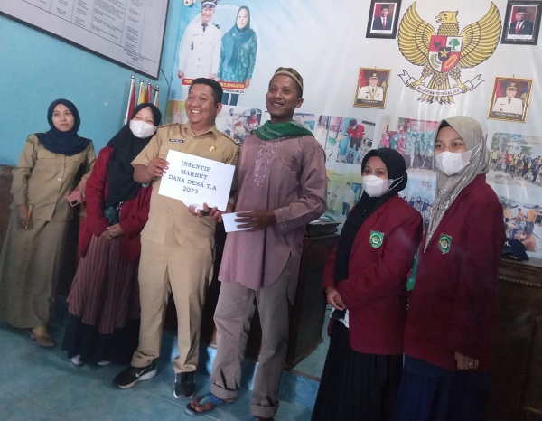 Warga Desa Suka Jaya Terima Bantuan