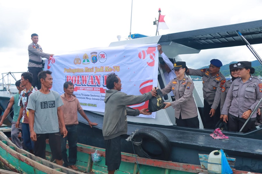 HUT Ke-76 Polwan, Polres Sibolga Bagikan Sembako Kepada Nelayan