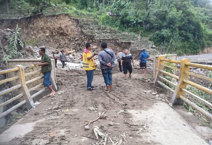 Tim Gabungan Bersihkan Dampak Banjir Haranggaol Horisan