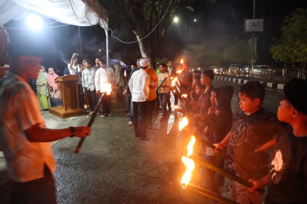 Meski Hujan, Pawai Takbir Dan Obor Tetap Berjalan