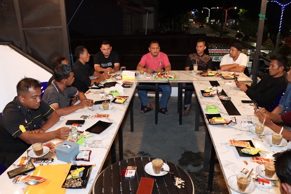 Di HUT Ke-78 RI Kapolres Simeulue Ngopi Bareng Wartawan