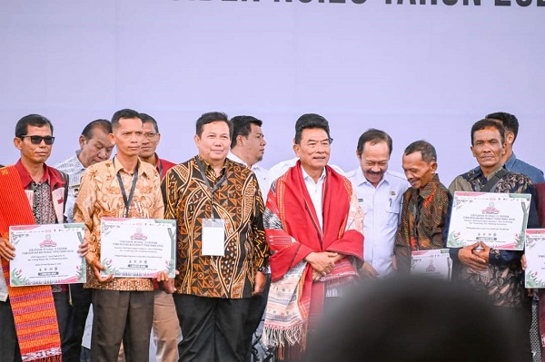 Moeldoko Serahkan Sertifikat Perhutanan Sosial