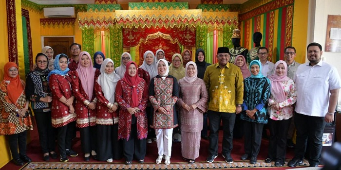 Pj Gubernur Kenakan Batik Khas Aceh Di Hari Batik Nasional 