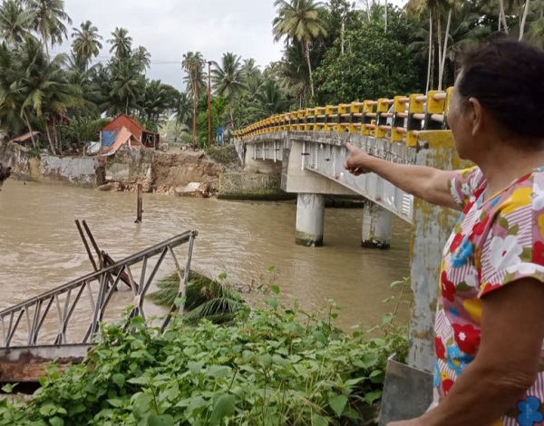 Jembatan Sungai Saua Terancam Ambruk