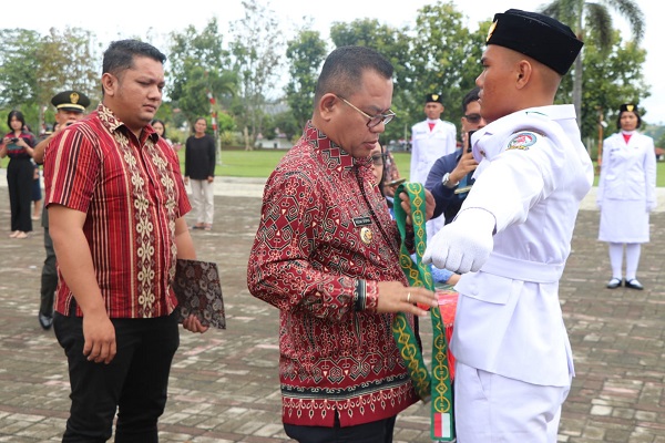 Bupati Lepas Kendit Paskibraka Kabupaten Toba