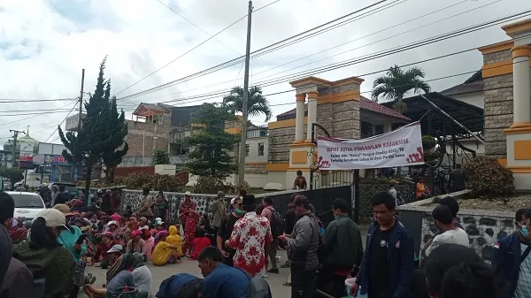 Warga Pertibi Lama Demo Ke Kantor PN Kabanjahe