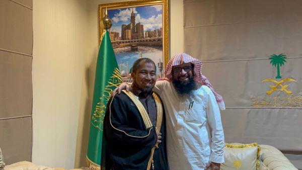 Kepala Atase Agama Saudi Pakaikan Jubah Arab Kepada Pj Bupati