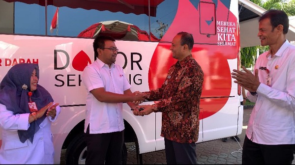 Pemkot Lhokseumawe Serahkan Mobil Unit Donor Darah Untuk PMI