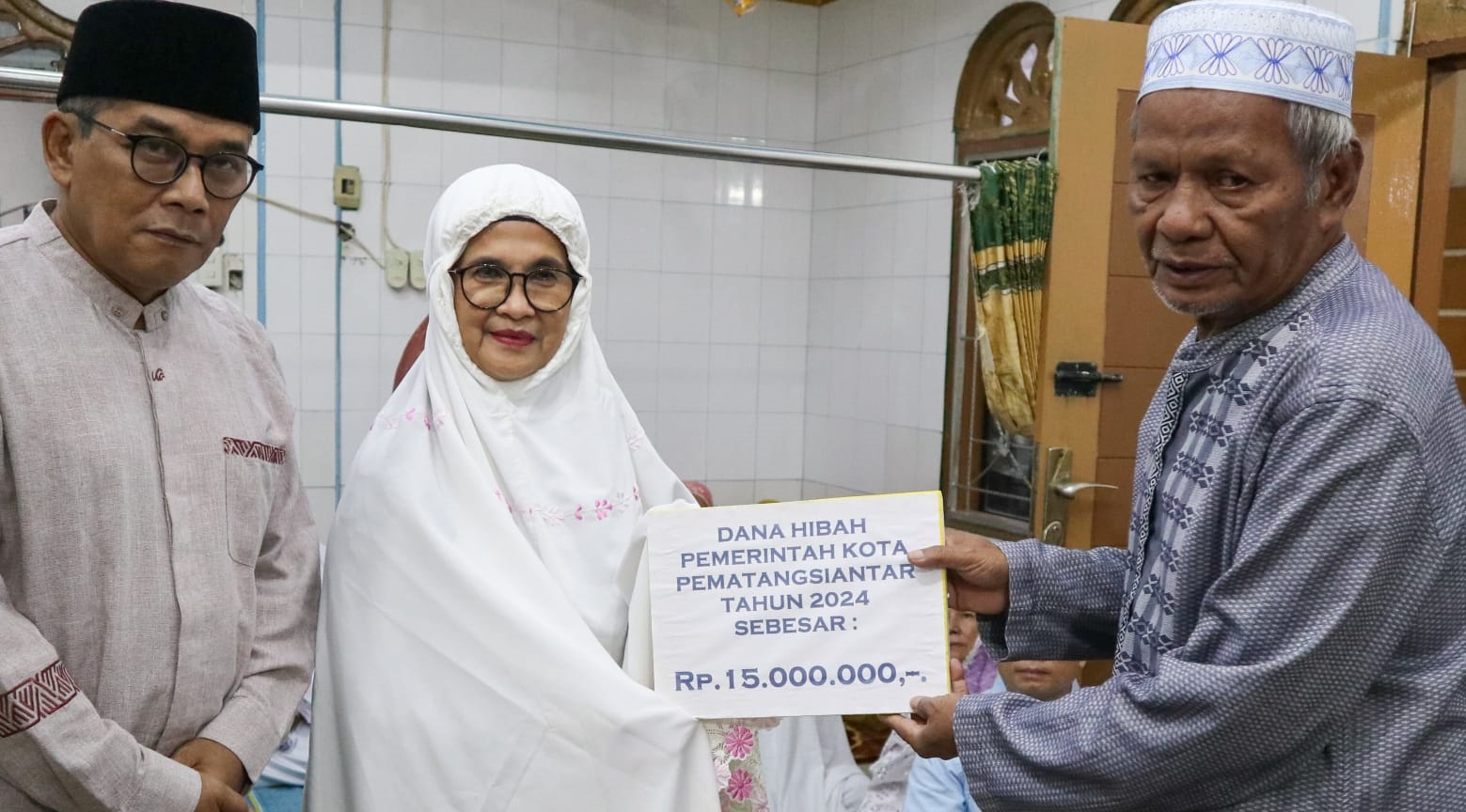 Wali Kota P.Siantar Serahkan Bantuan Dana Hibah, Santuni Yatim Dan Dhuafa